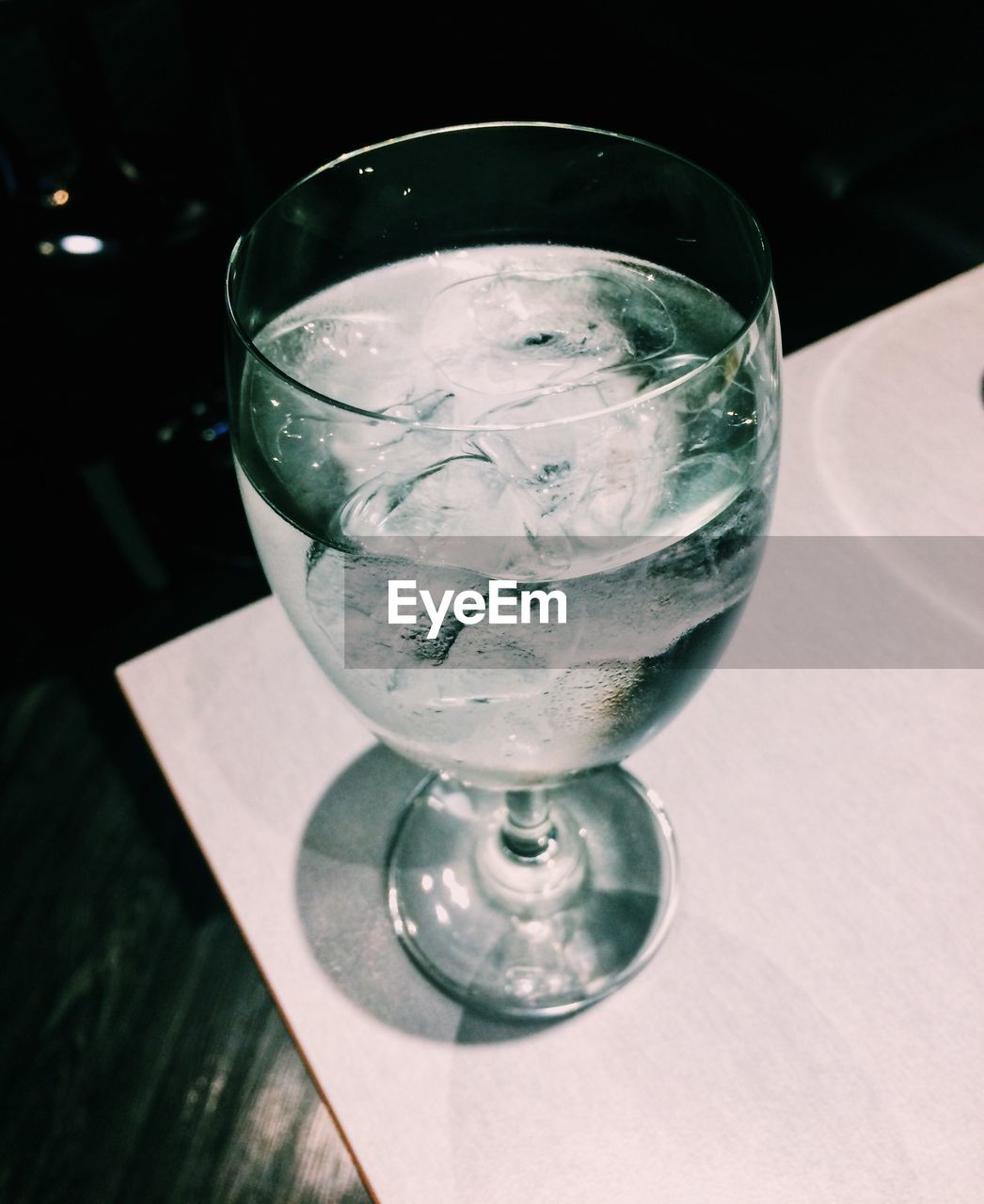 CLOSE-UP OF COCKTAIL IN GLASS ON TABLE