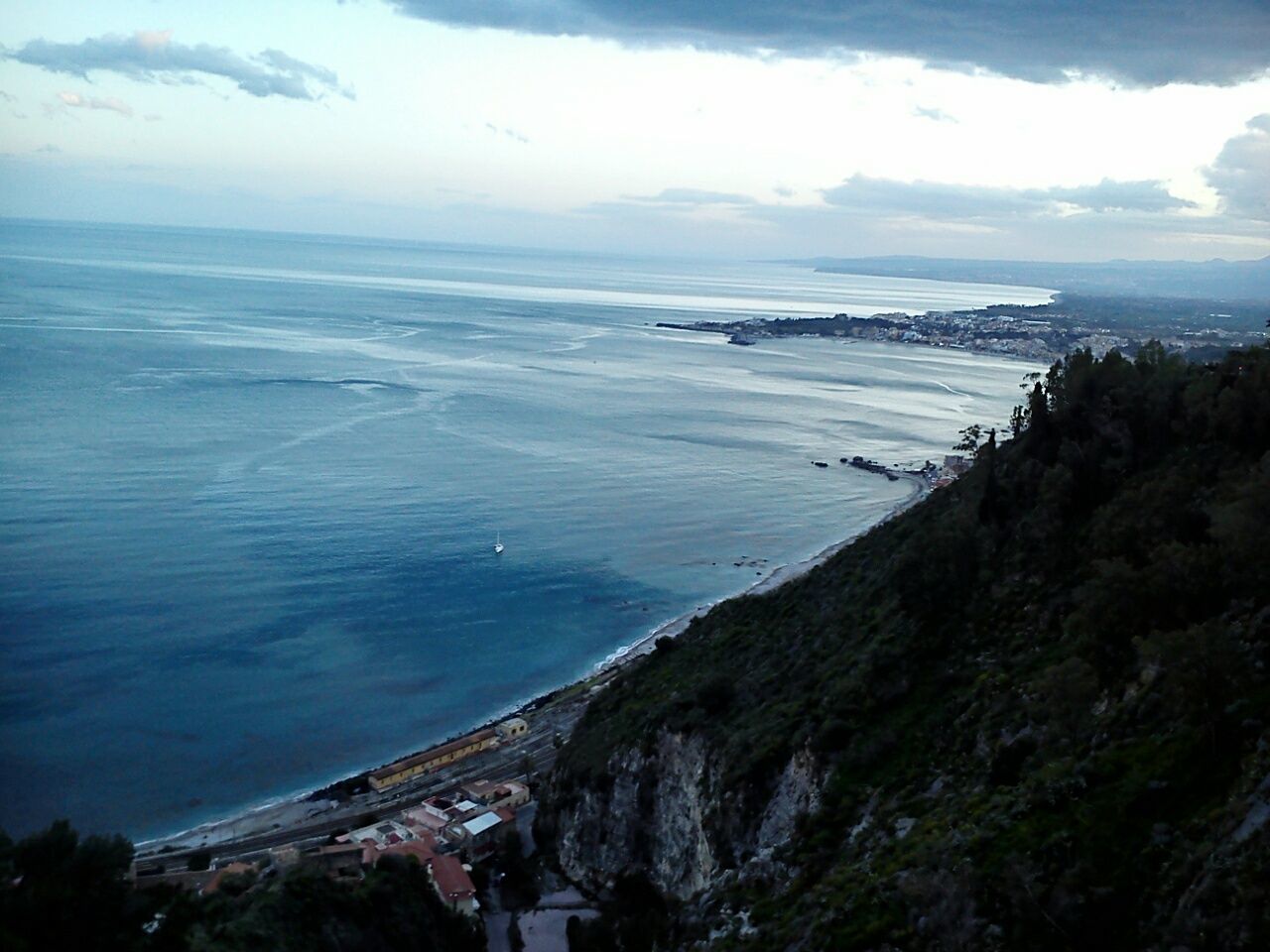 PANORAMIC VIEW OF BEACH AGAINST SKY