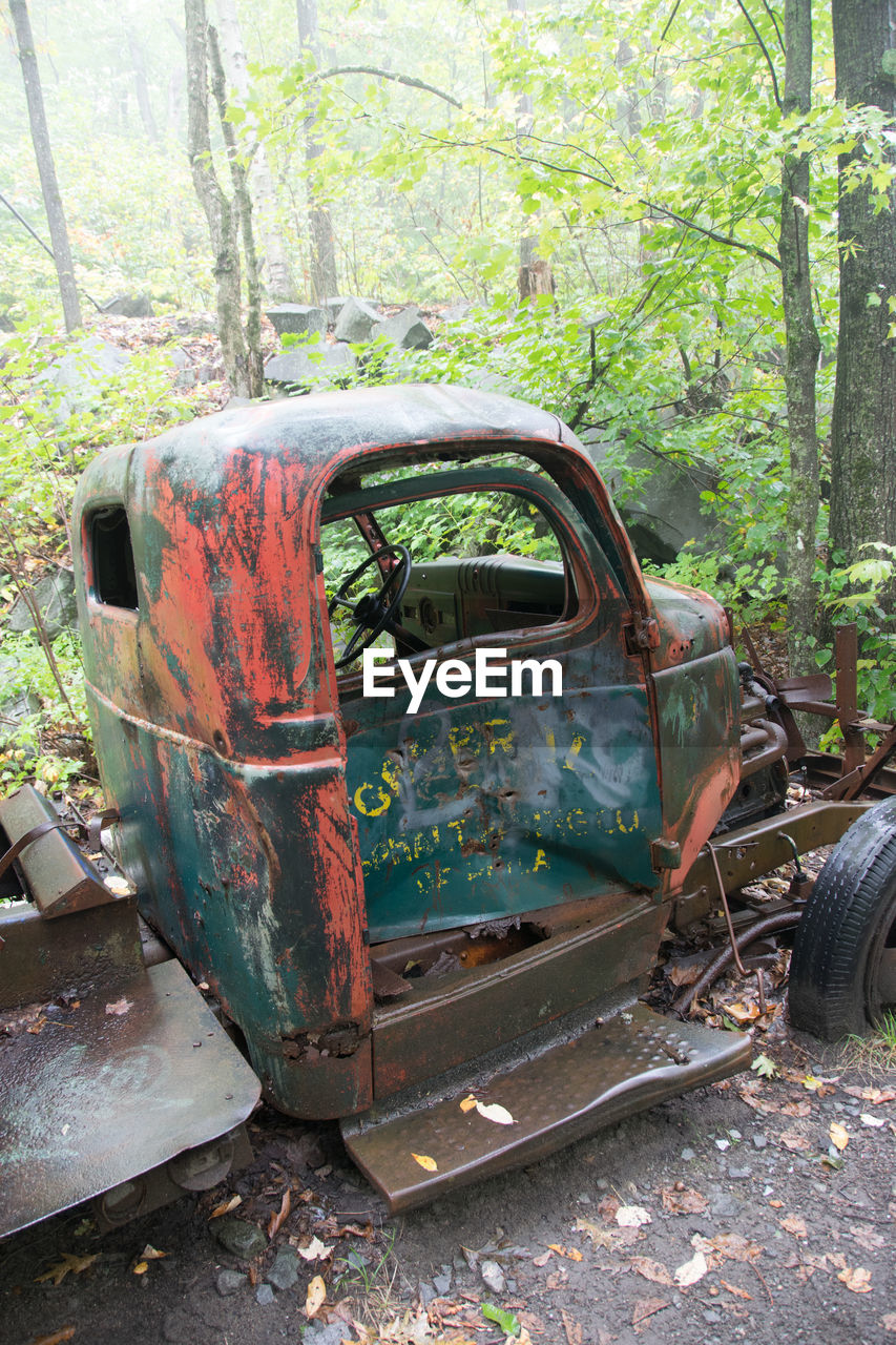 OLD CAR ON COUNTRY ROAD