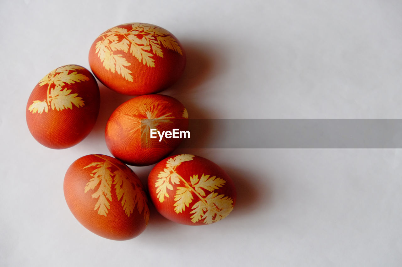 CLOSE-UP OF ORANGE FRUITS ON TABLE