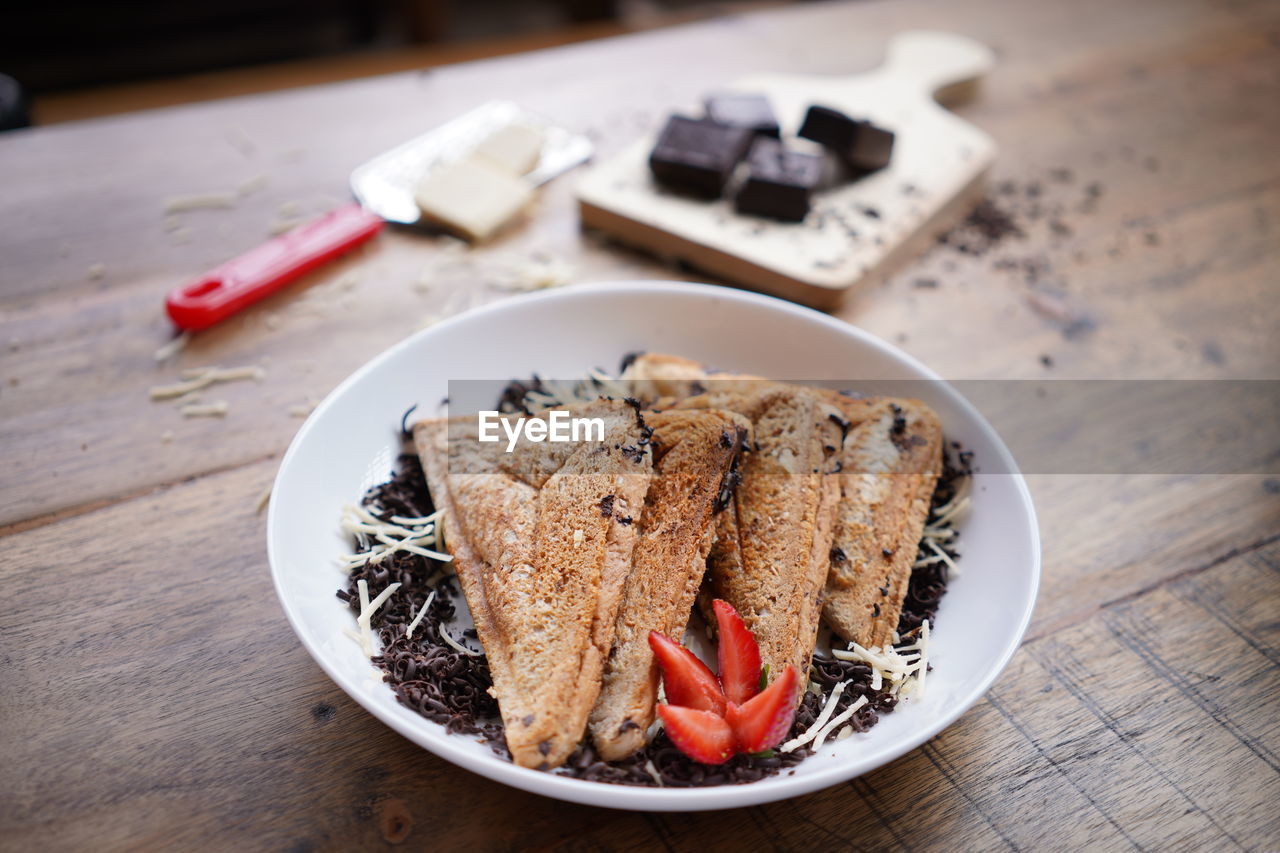 HIGH ANGLE VIEW OF BREAKFAST IN BOWL ON TABLE