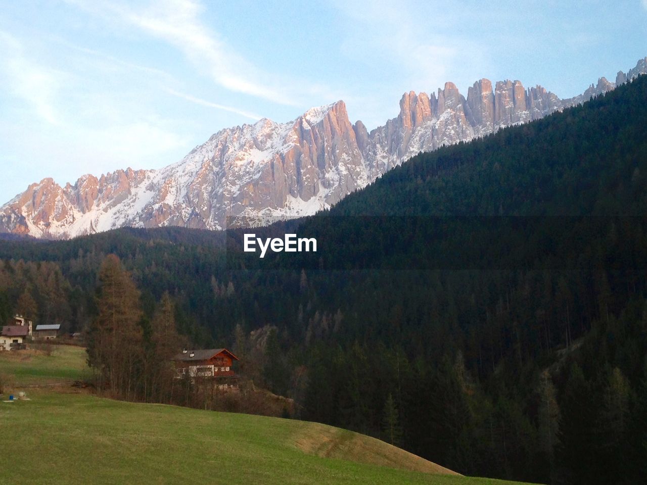 SCENIC VIEW OF MOUNTAIN RANGE AGAINST SKY