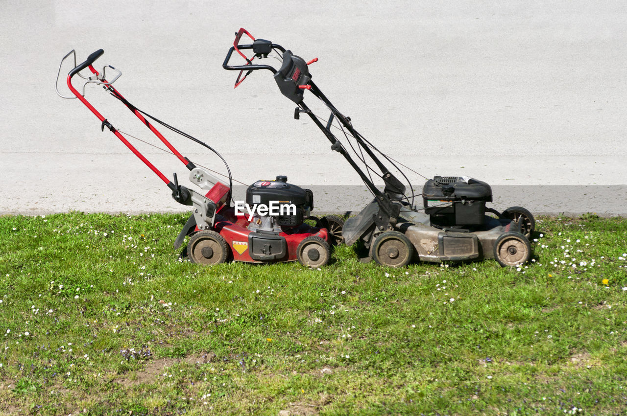 HIGH ANGLE VIEW OF MACHINE ON FIELD