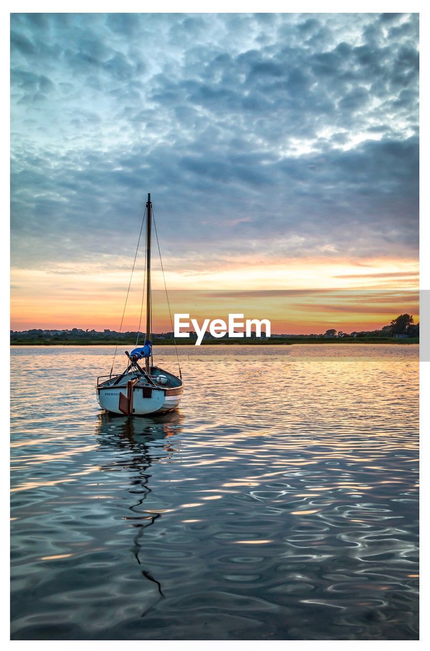 SAILBOAT IN SEA AGAINST SKY