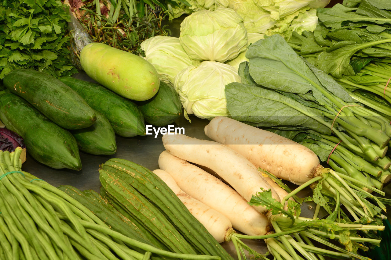 HIGH ANGLE VIEW OF VEGETABLES AT MARKET