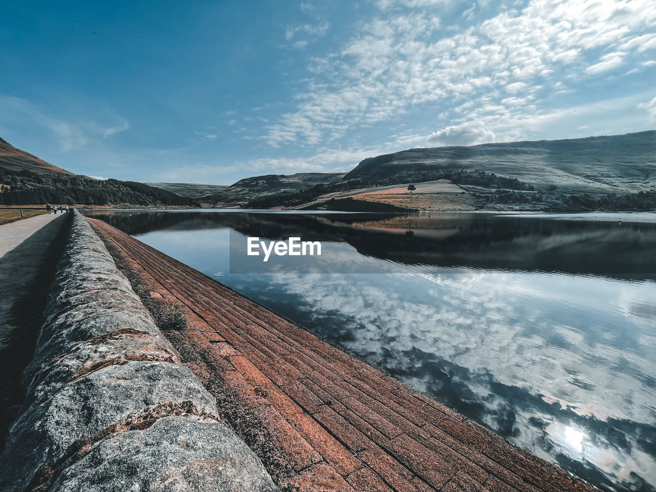 LAKE BY SNOWCAPPED MOUNTAIN AGAINST SKY