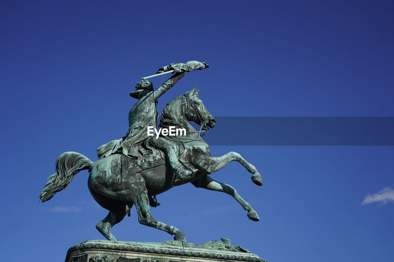 LOW ANGLE VIEW OF STATUE AGAINST CLEAR BLUE SKY