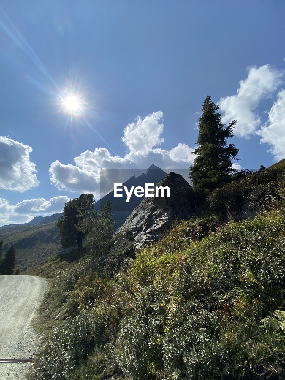 SCENIC VIEW OF MOUNTAIN AGAINST SKY ON SUNNY DAY