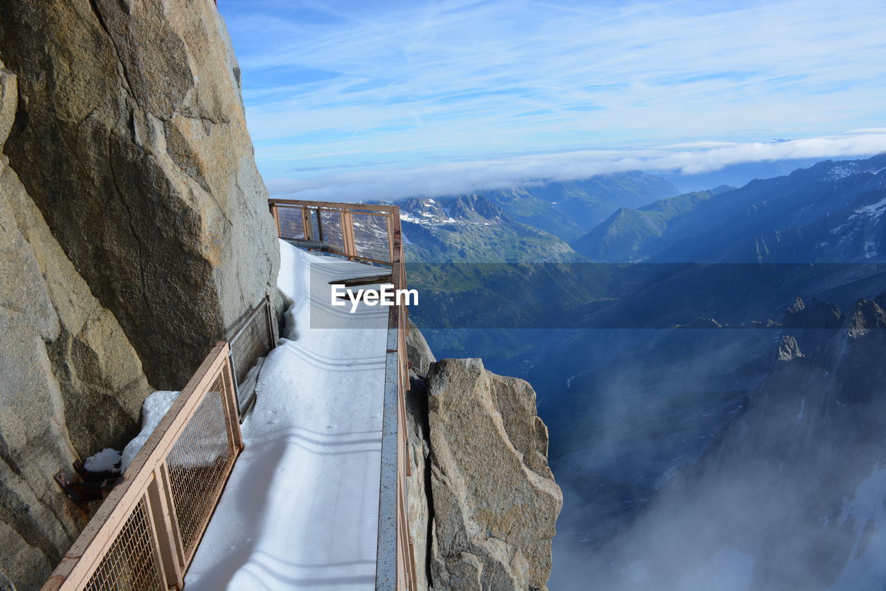 HIGH ANGLE VIEW OF DAM ON MOUNTAIN AGAINST SKY