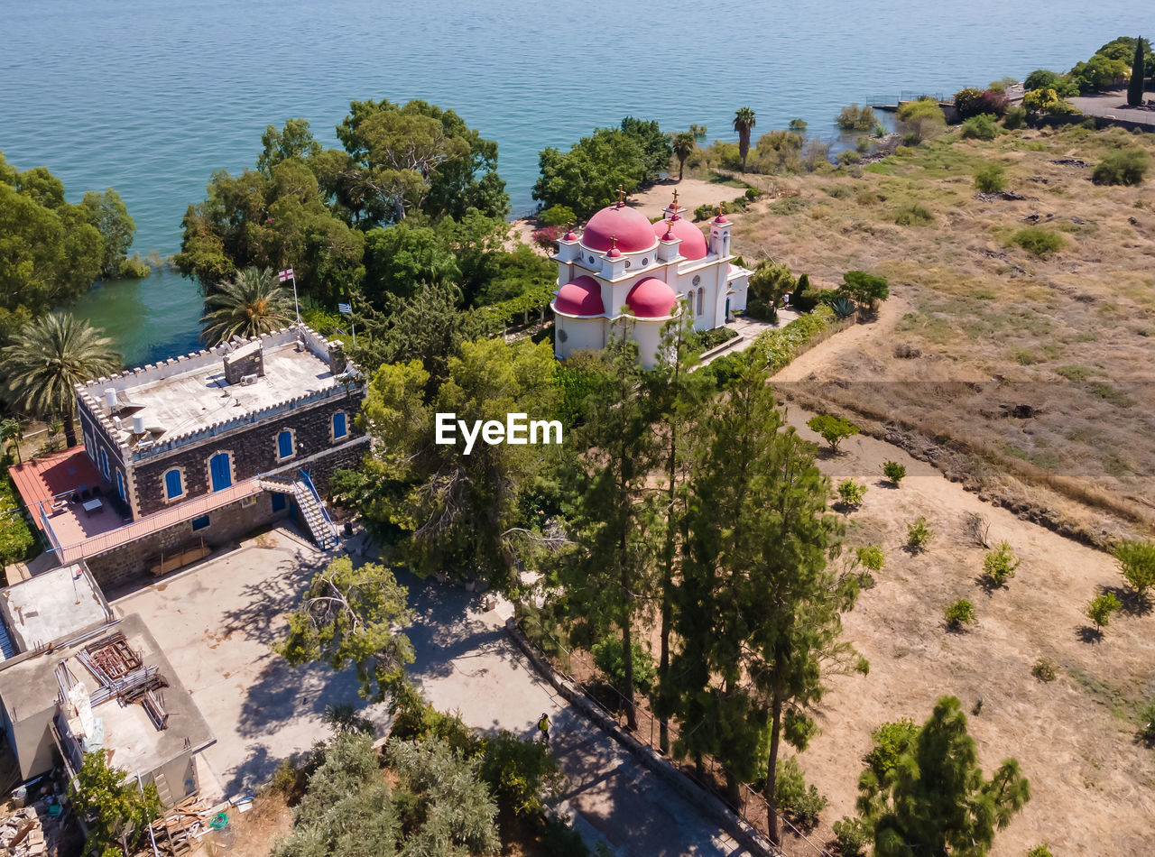 HIGH ANGLE VIEW OF BUILDINGS AND TREES