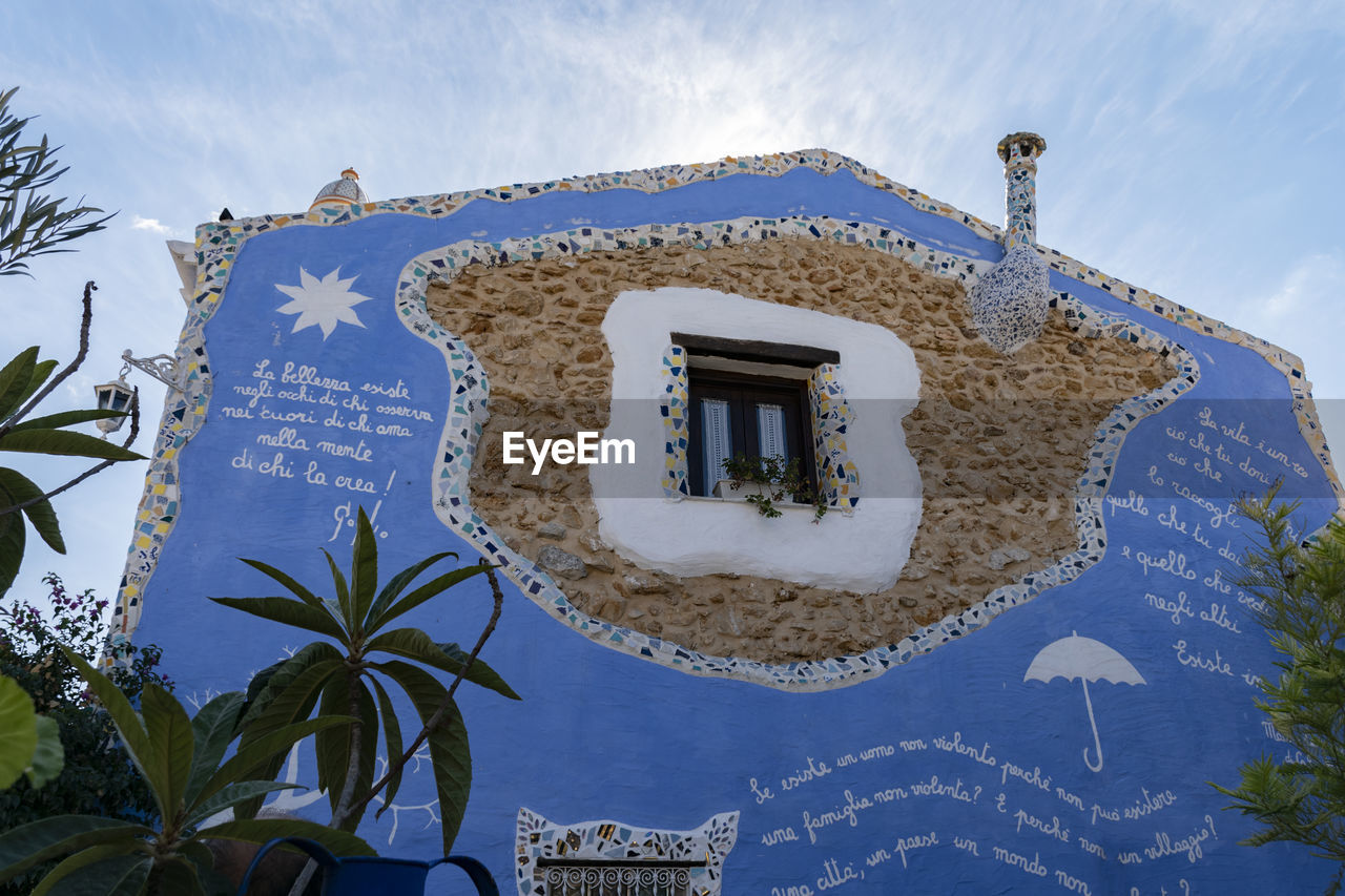 LOW ANGLE VIEW OF TRADITIONAL BUILDING AGAINST SKY