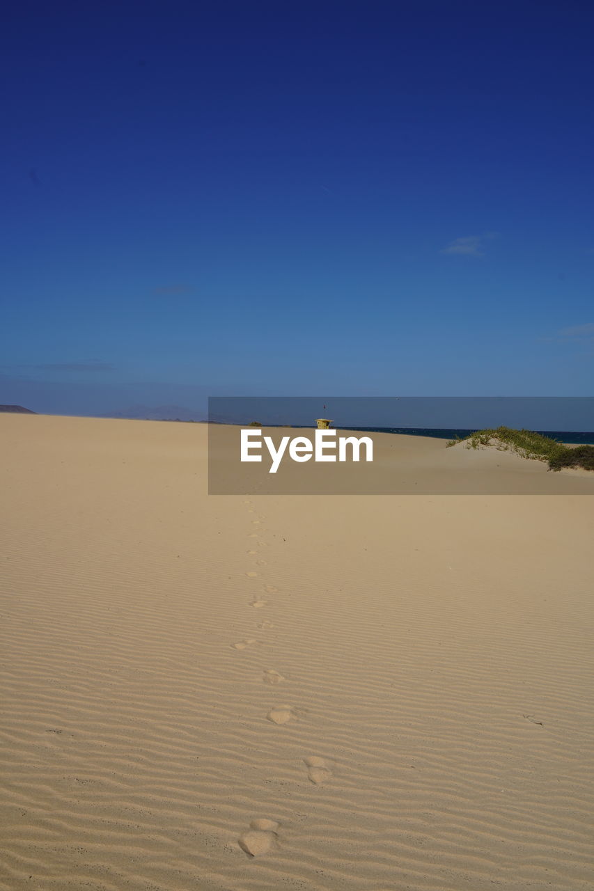 yellow, water, no people, blue, nature, day, line, outdoors, wood, wall, beach, sand, land, copy space, sunlight, tranquility, sea