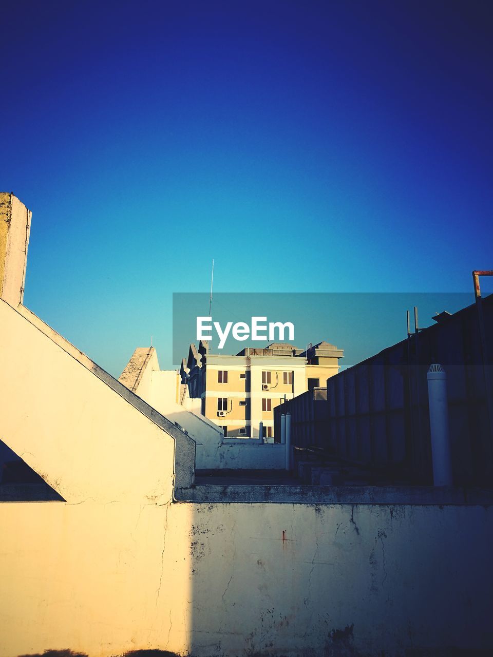 LOW ANGLE VIEW OF BUILDINGS AGAINST SKY