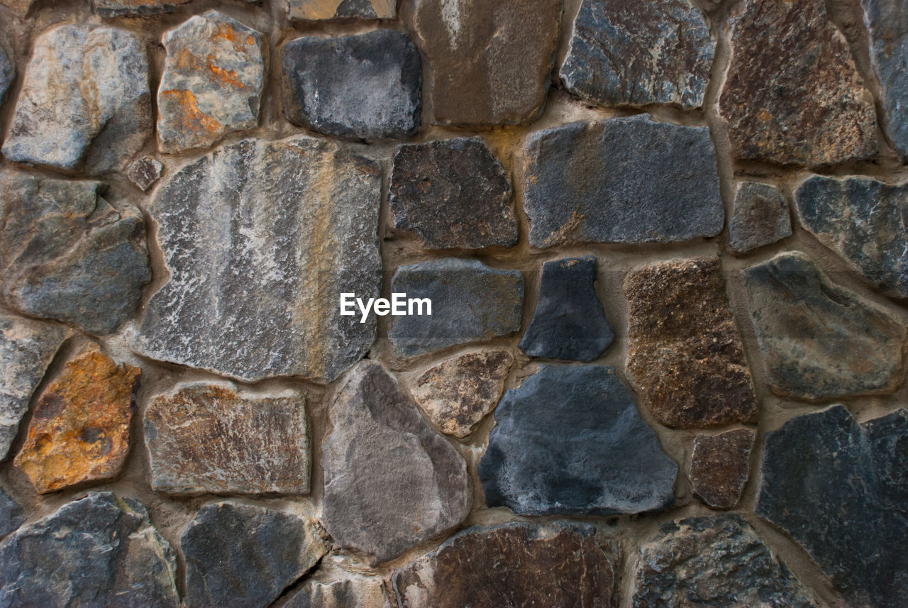 FULL FRAME SHOT OF STONE WALL WITH STONES