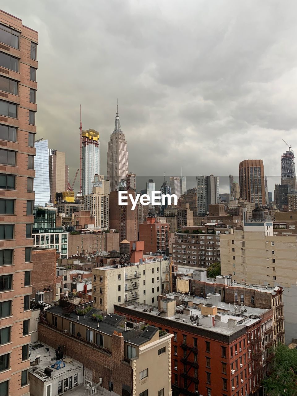 AERIAL VIEW OF BUILDINGS IN CITY