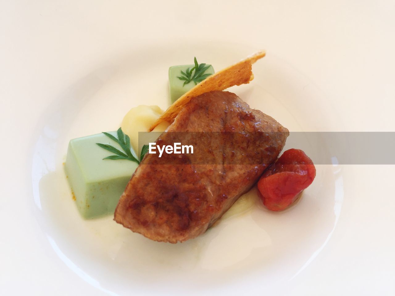 HIGH ANGLE VIEW OF FISH AND VEGETABLES ON PLATE