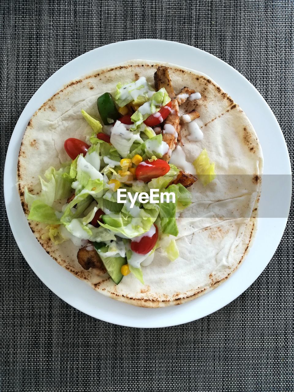 HIGH ANGLE VIEW OF FOOD IN PLATE
