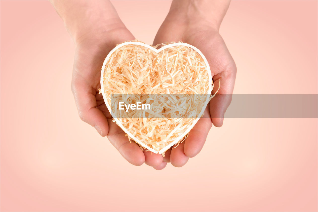 CLOSE-UP OF PERSON HOLDING ICE CREAM