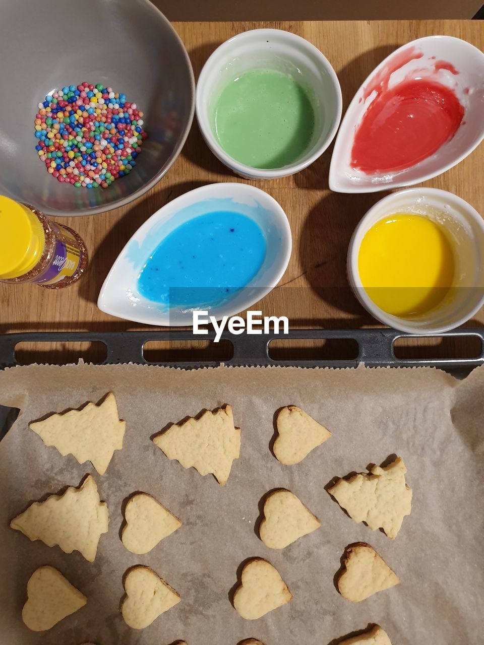 HIGH ANGLE VIEW OF COOKIES IN CONTAINER