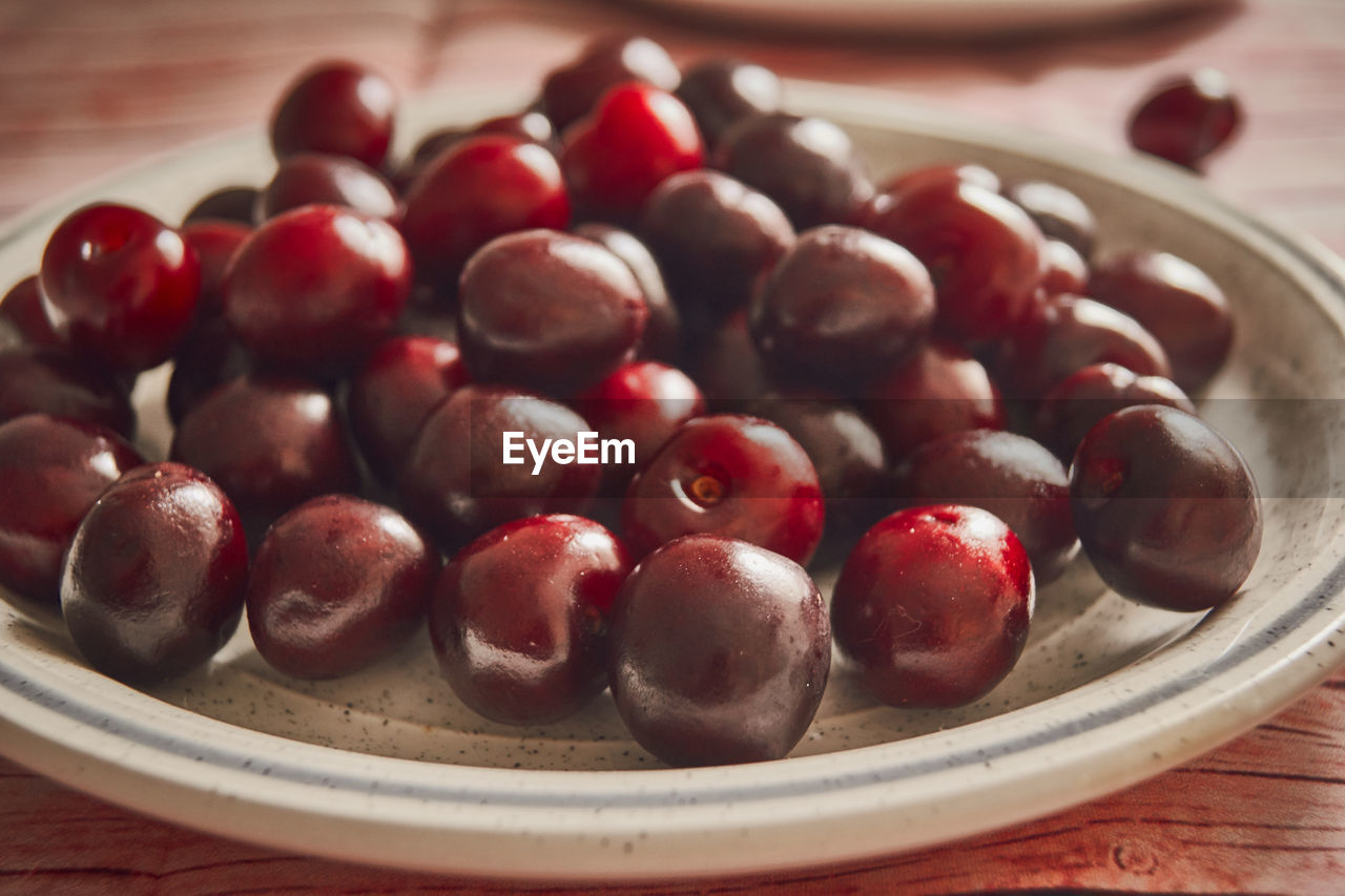 CLOSE-UP OF RASPBERRIES IN BOWL