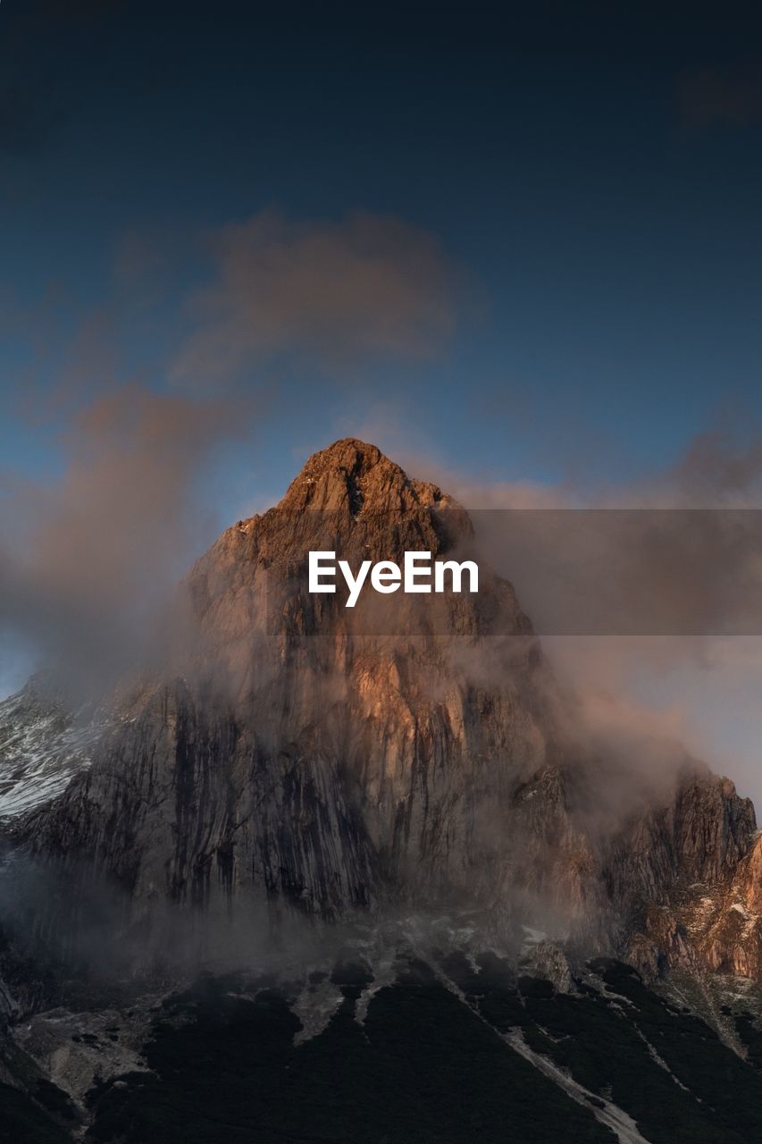SCENIC VIEW OF VOLCANIC MOUNTAIN AGAINST SKY