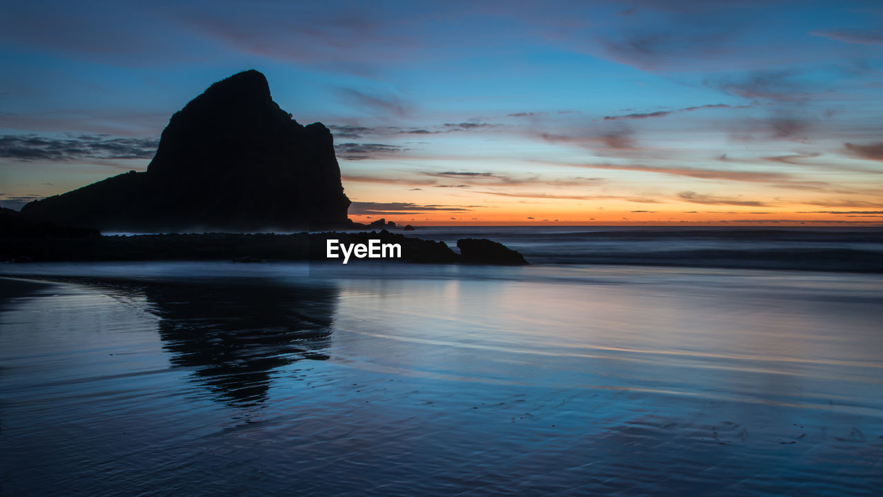 SCENIC VIEW OF SEA AGAINST ORANGE SKY