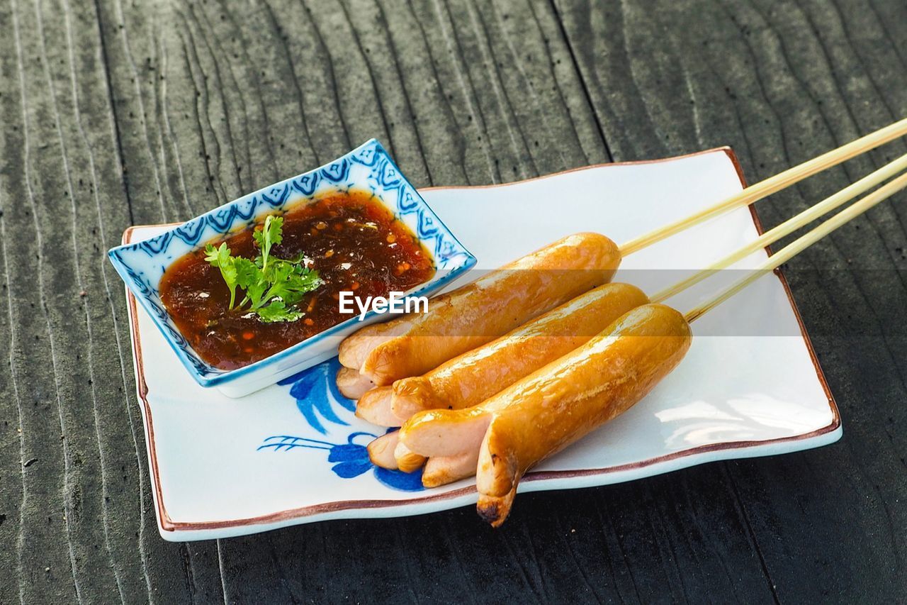 HIGH ANGLE VIEW OF FOOD ON TABLE