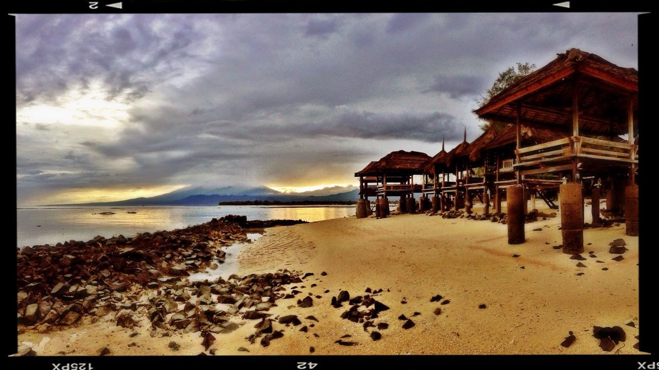 SCENIC VIEW OF SEA AGAINST CLOUDY SKY DURING SUNSET