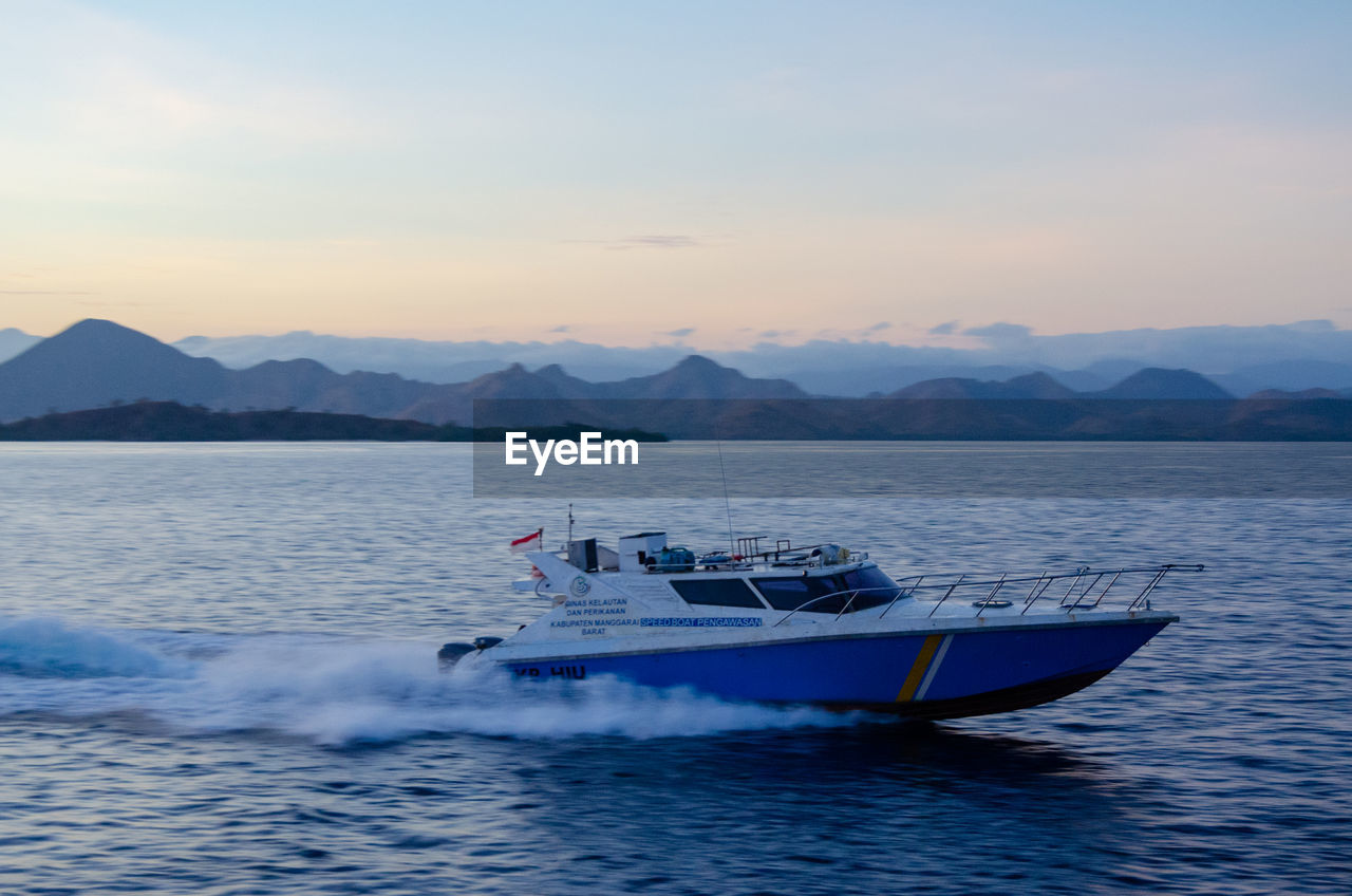 BOAT IN SEA AGAINST SKY