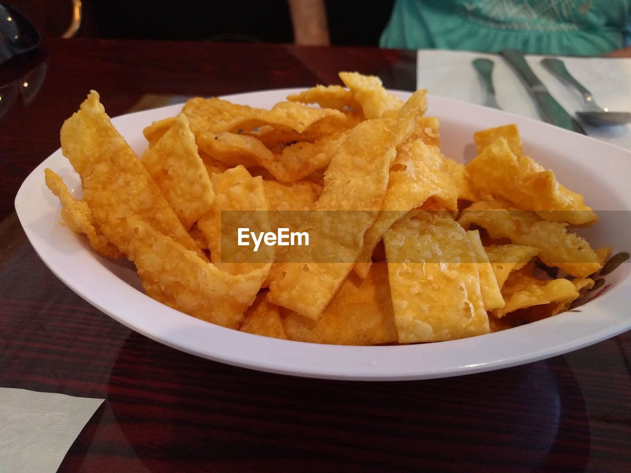 HIGH ANGLE VIEW OF FRIED EGG ON TABLE