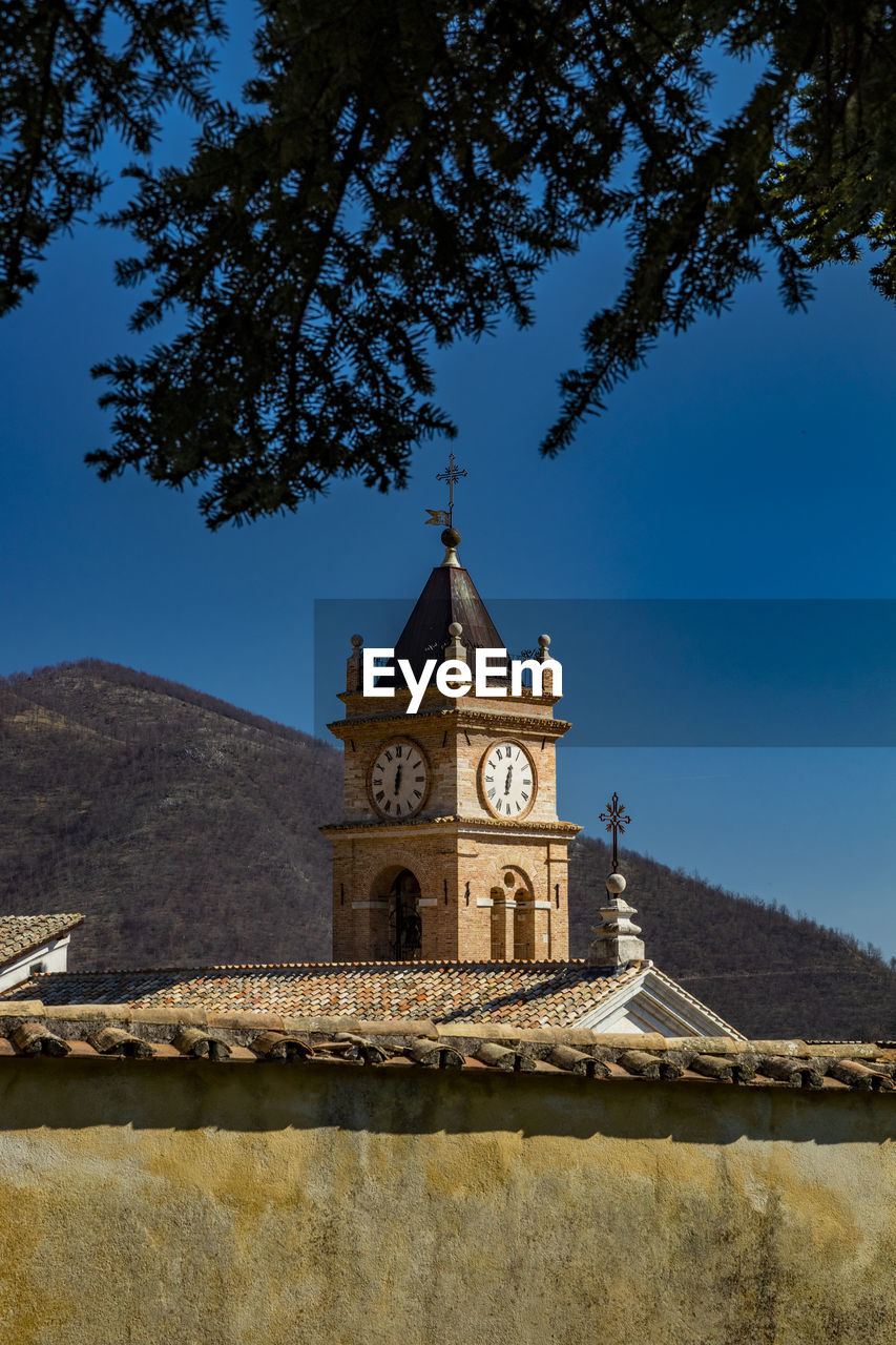 LOW ANGLE VIEW OF CLOCK TOWER OF BUILDING