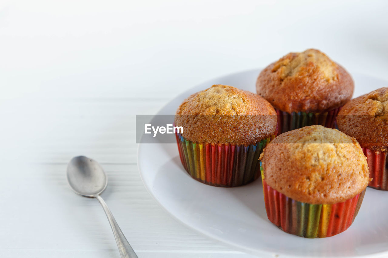 HIGH ANGLE VIEW OF CUPCAKES ON PLATE