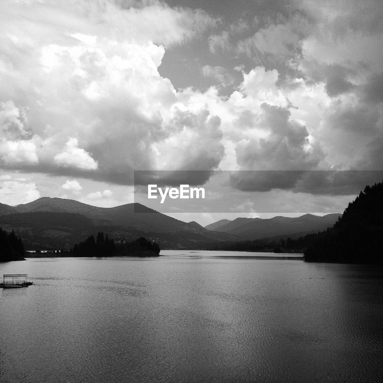 SCENIC VIEW OF LAKE BY MOUNTAIN AGAINST SKY