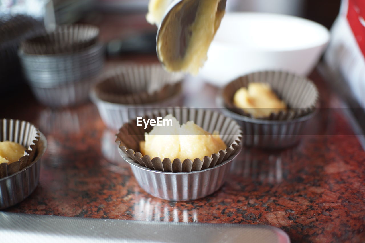 CLOSE-UP OF CUPCAKES IN PLATE