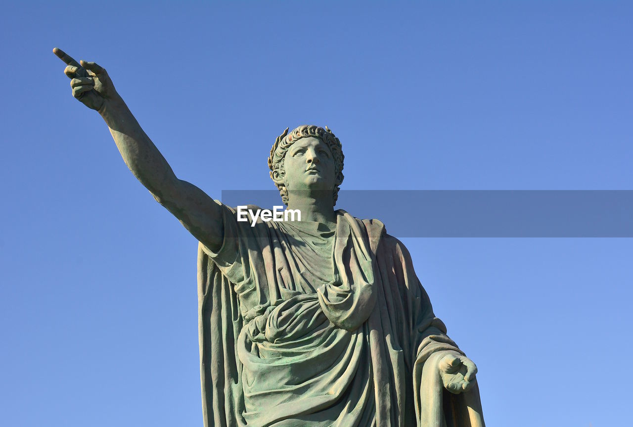 LOW ANGLE VIEW OF STATUE AGAINST SKY