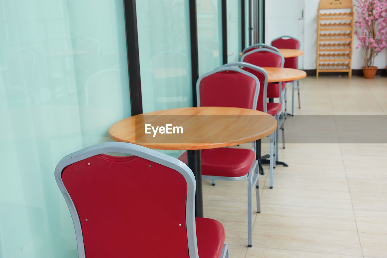 EMPTY CHAIRS AND TABLES IN CAFE