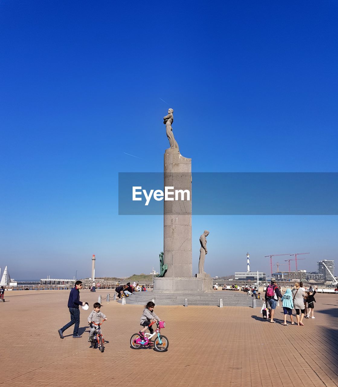 GROUP OF PEOPLE ON STATUE