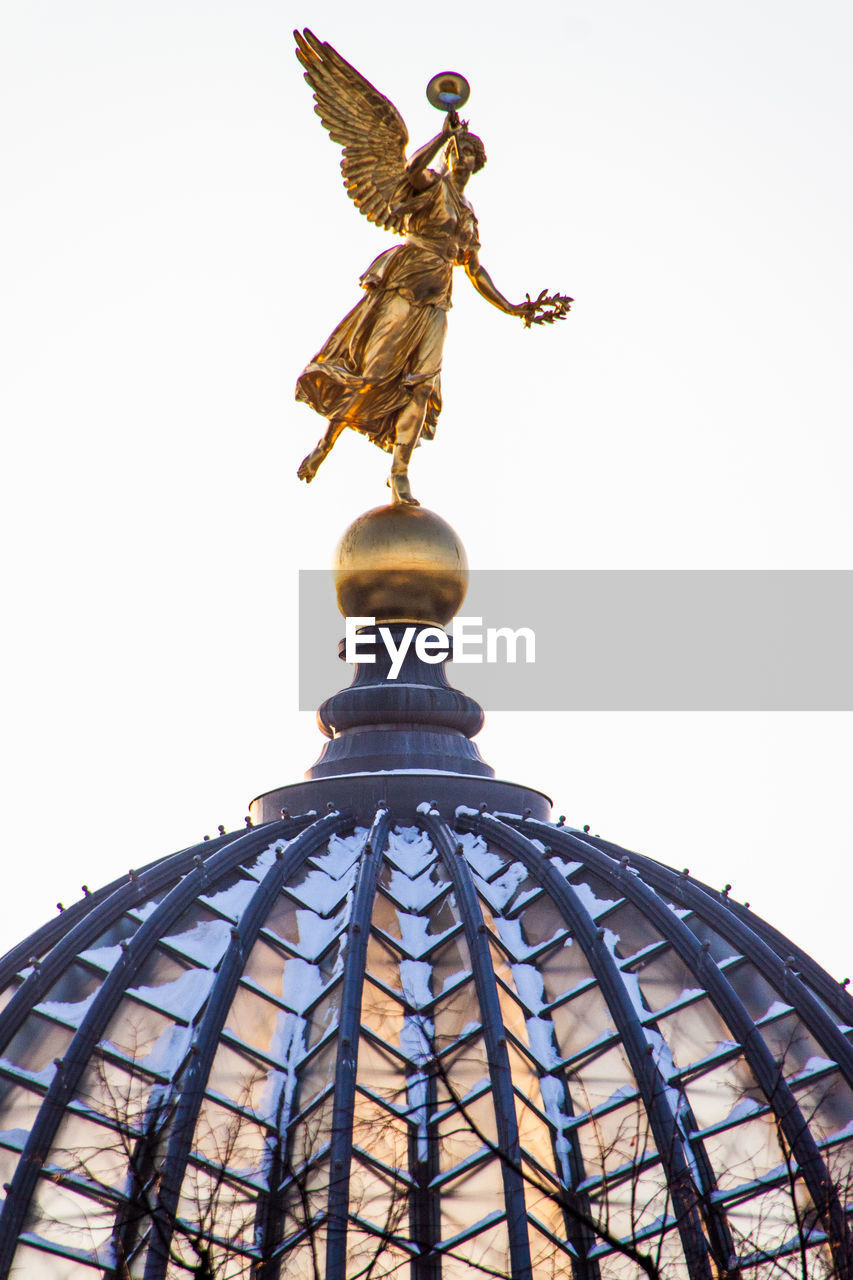 LOW ANGLE VIEW OF ANGEL STATUE