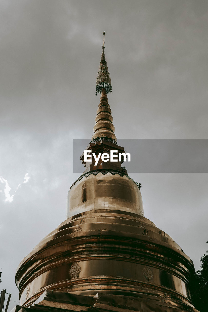 LOW ANGLE VIEW OF TEMPLE BUILDING AGAINST SKY