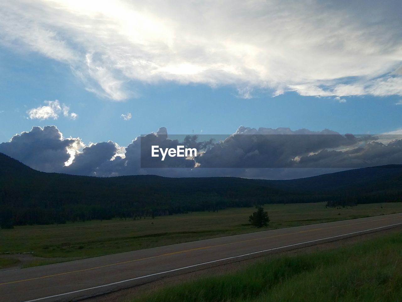 SCENIC VIEW OF RURAL LANDSCAPE