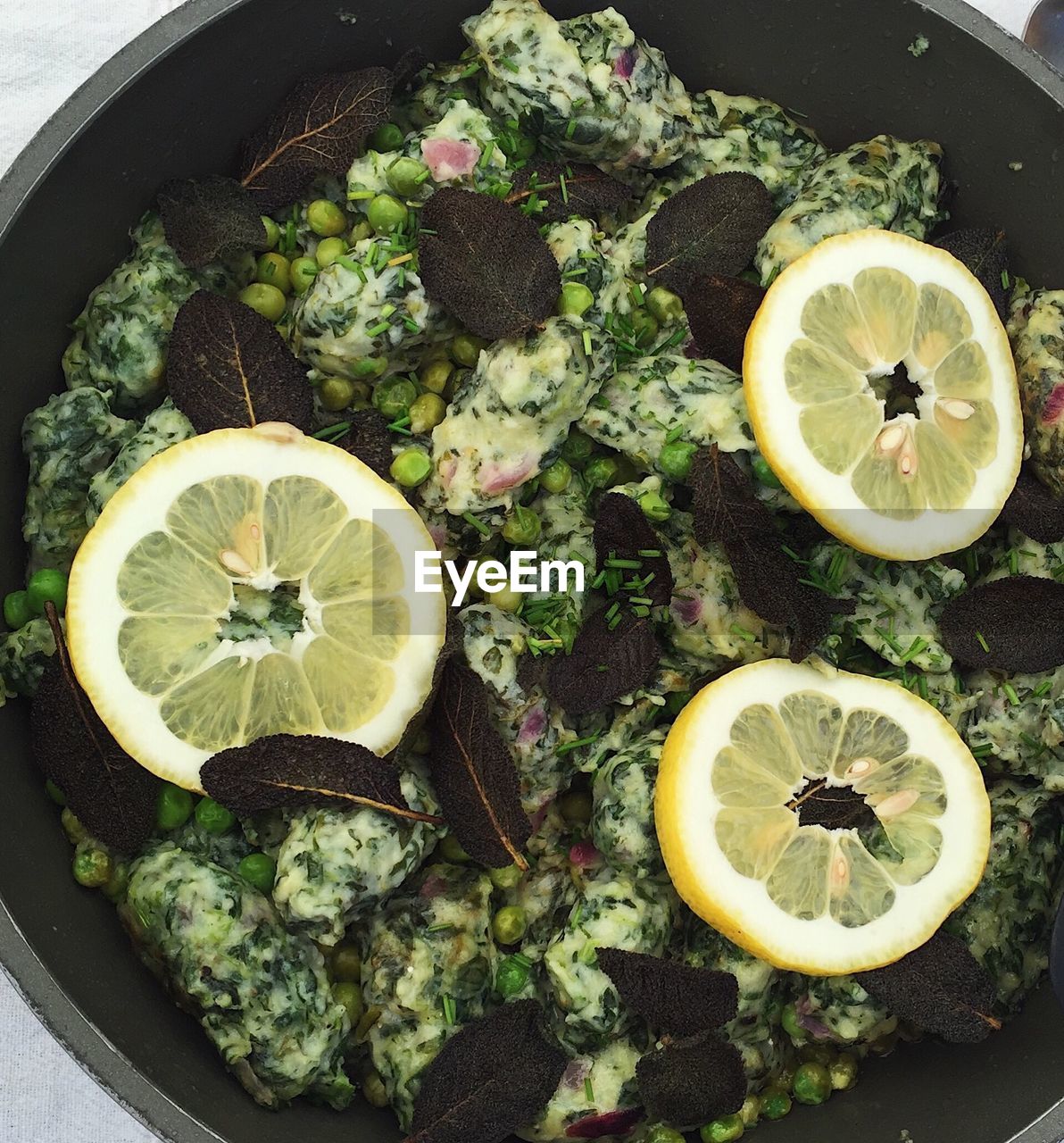 HIGH ANGLE VIEW OF FRUIT ON TABLE