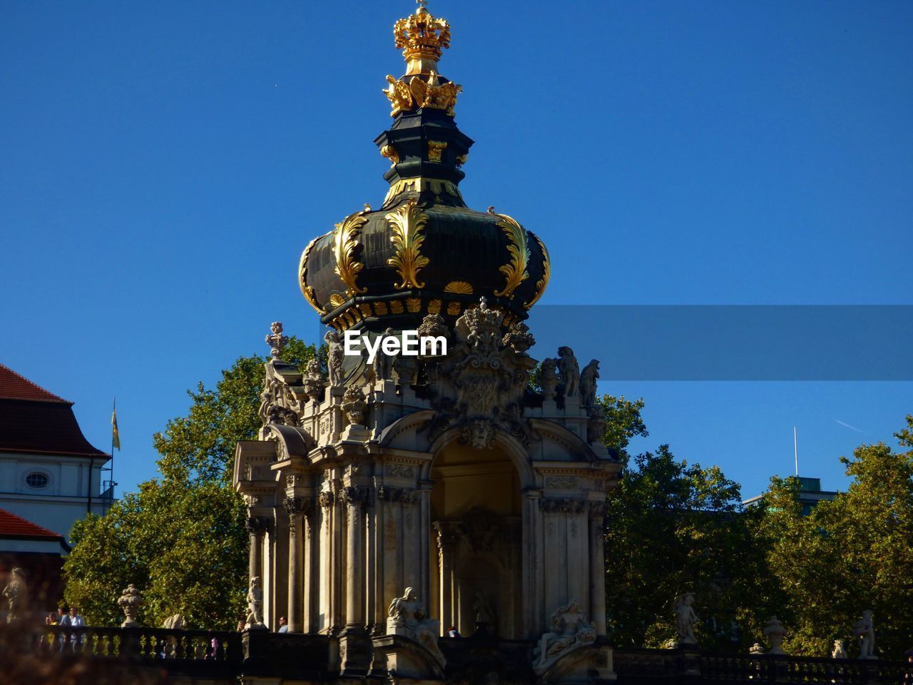 LOW ANGLE VIEW OF STATUE AGAINST BLUE SKY