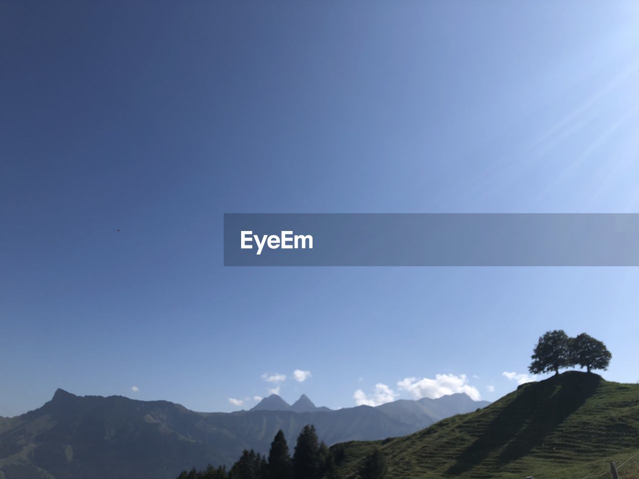 SCENIC VIEW OF MOUNTAIN RANGE AGAINST CLEAR BLUE SKY