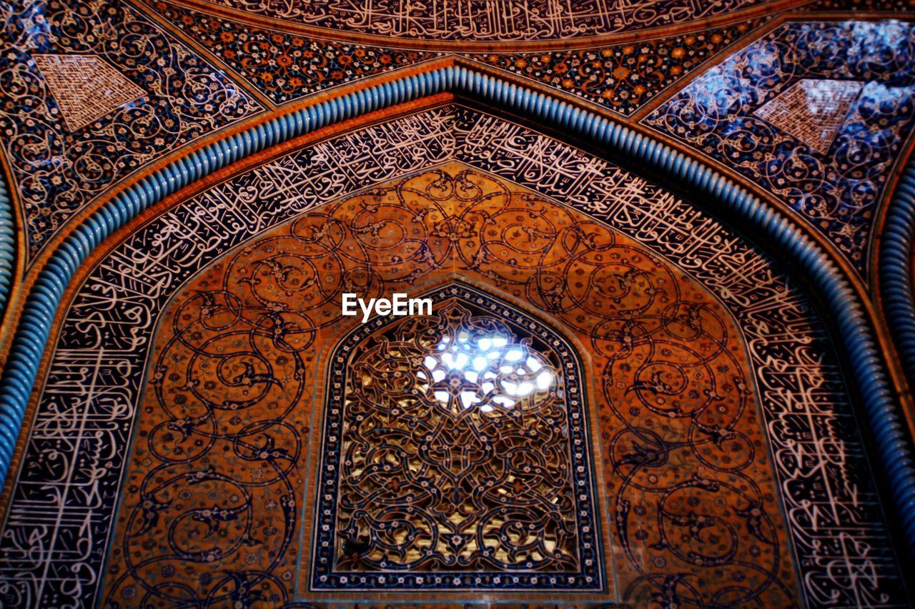 LOW ANGLE VIEW OF ORNATE CEILING