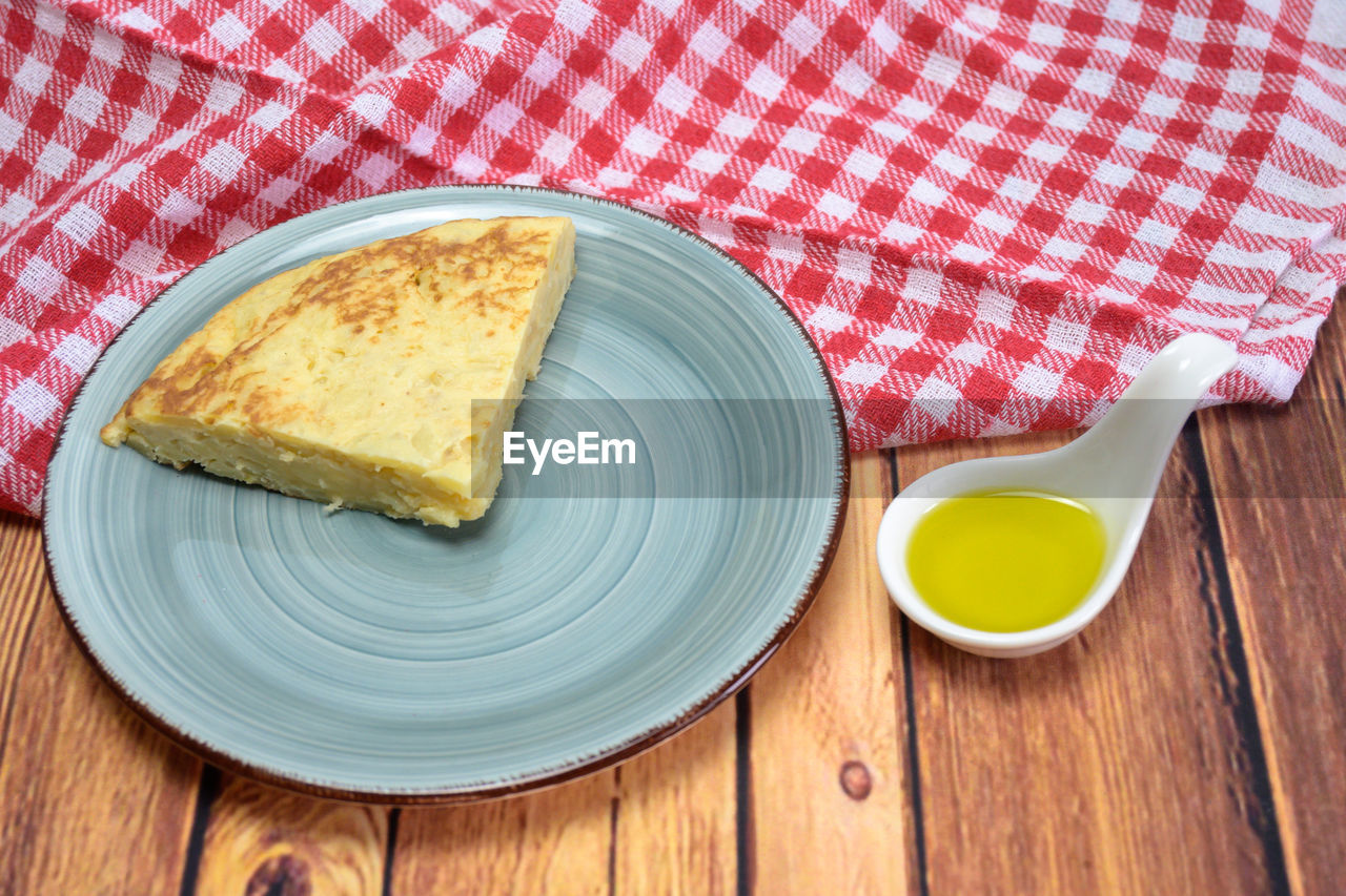 HIGH ANGLE VIEW OF BREAKFAST ON PLATE