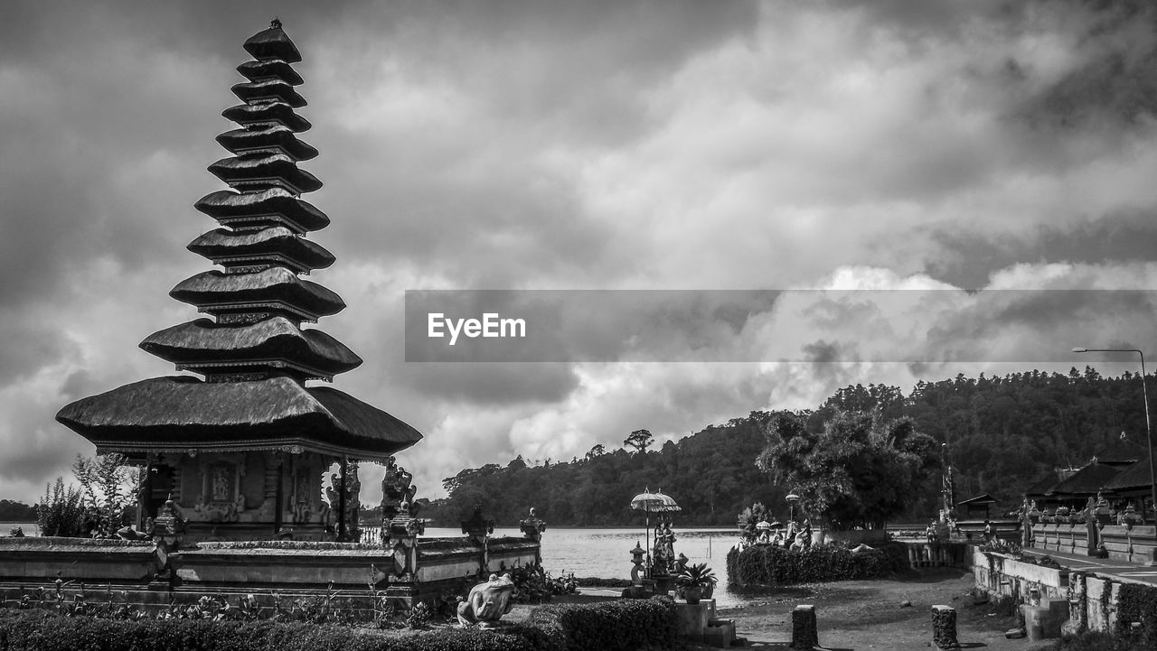 PANORAMIC VIEW OF PEOPLE AGAINST CLOUDY SKY