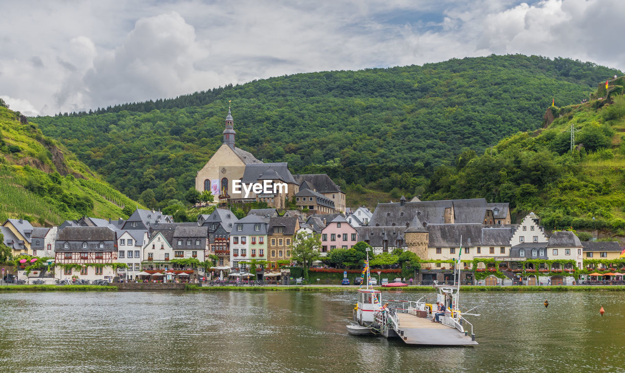 SCENIC VIEW OF RIVER AMIDST BUILDINGS AGAINST SKY