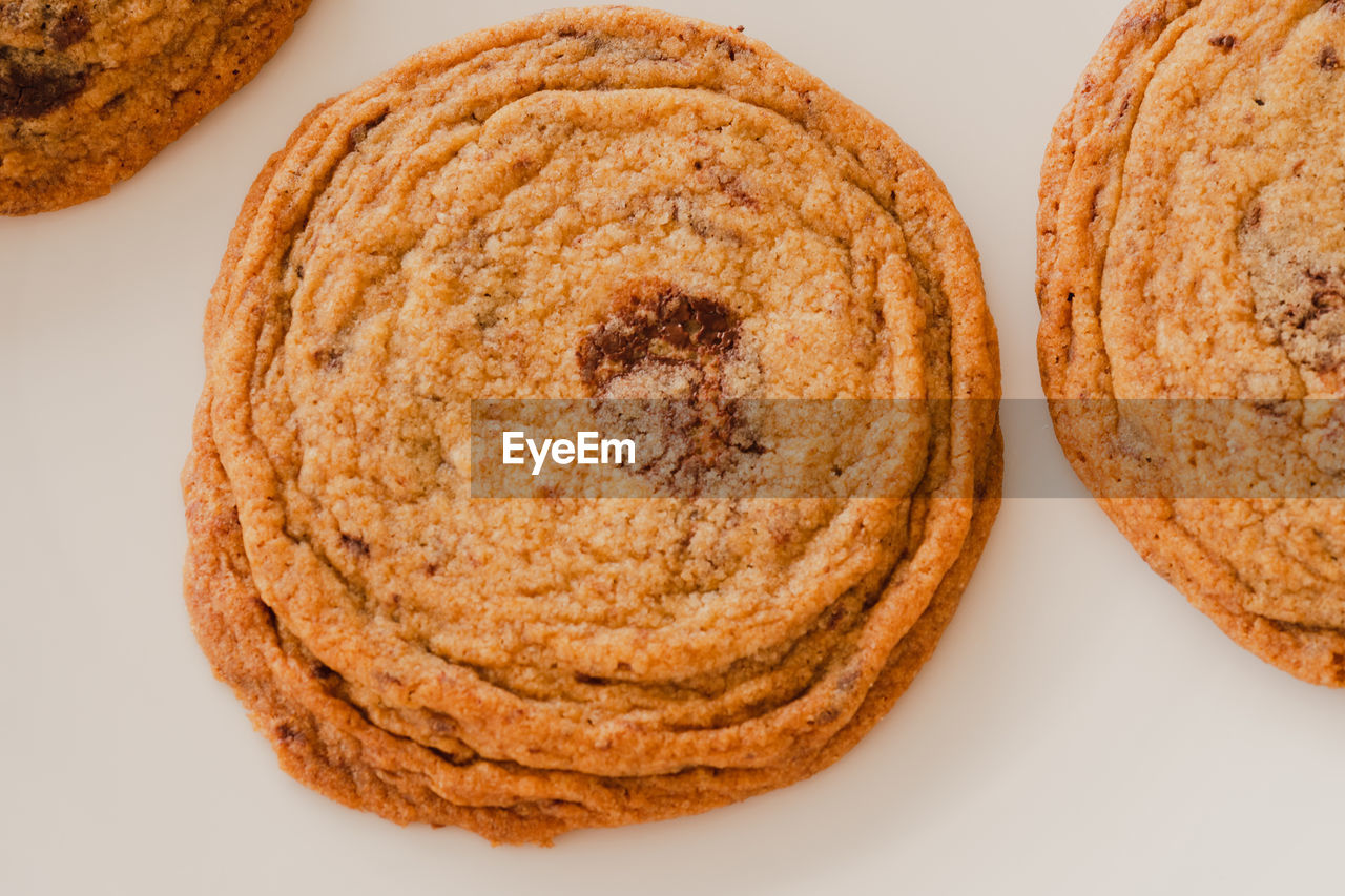 CLOSE-UP OF COOKIES IN PLATE