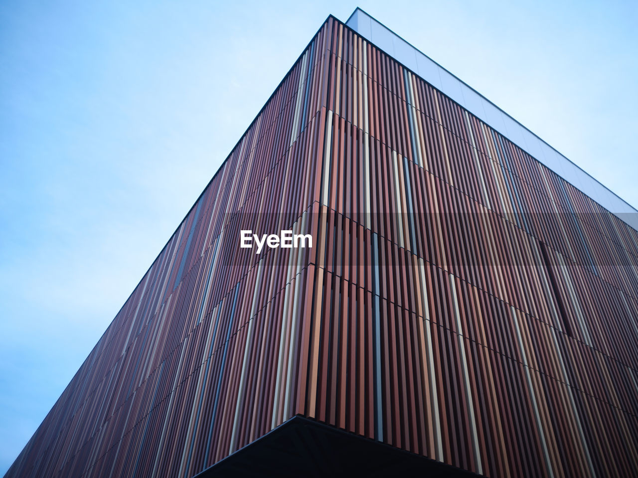 LOW ANGLE VIEW OF BUILDING AGAINST CLEAR BLUE SKY