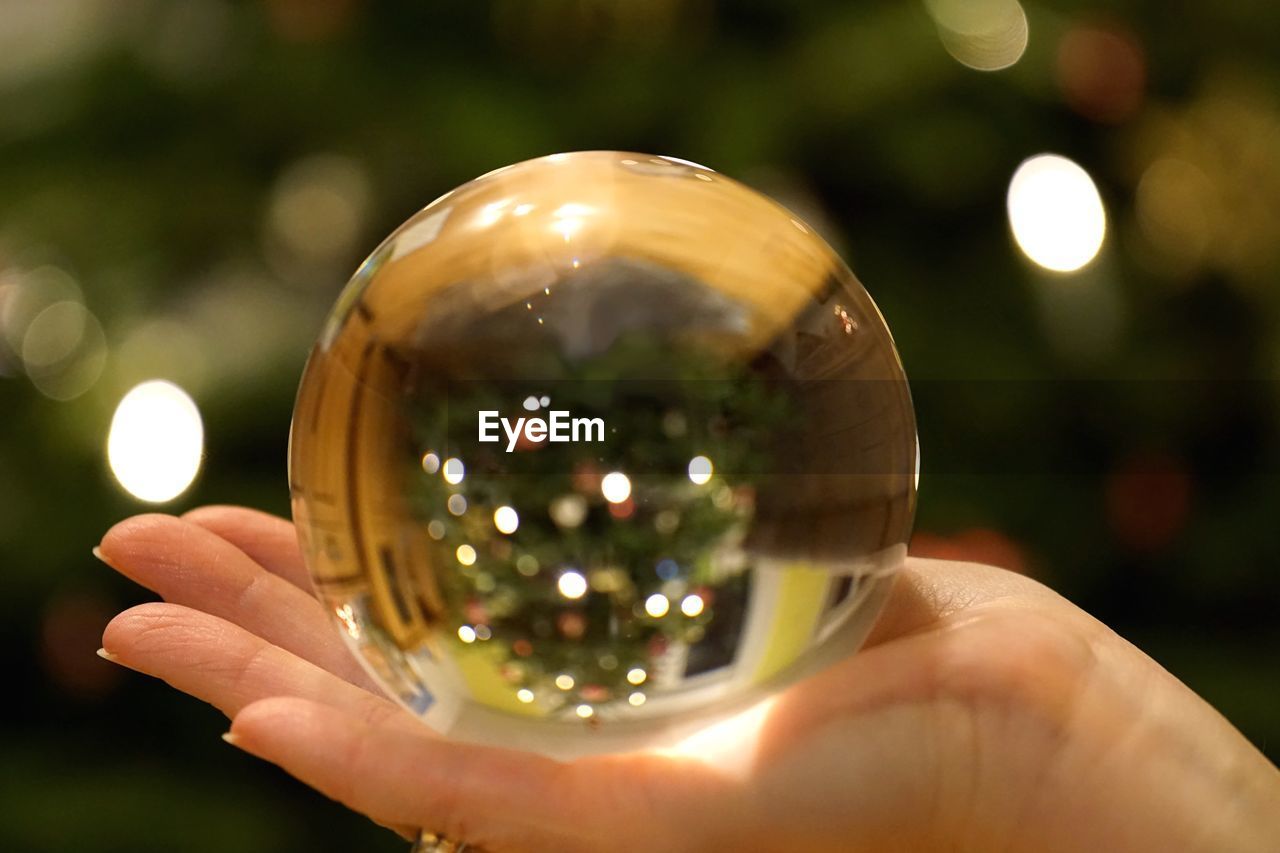 CLOSE-UP OF HUMAN HAND HOLDING GLASS